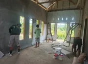 Bersama Pemilik Rumah dan Warga, Satgas TMMD Ke-127 Kodim 0311/Pessel Percepat Proses Rehab RLTH