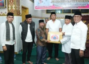 Safari Ramadan di Kabupaten Solok, Vasko Ruseimy Serahkan Bantuan untuk Dua Masjid