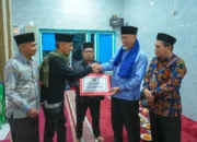 Iktikaf di Masjid Nurul Hidayah Sijunjung, Gubernur Mahyeldi Serahkan Bantuan Rp25 Juta