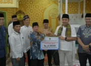 Wagub Sumbar Serahkan Dana Hibah Safari Ramadan dan 100 Paket Perlengkapan Sekolah di Masjid Raya Taluk