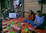 Sahur Bersama Warga, Gubernur Mahyeldi Serahkan Bantuan Bedah Rumah untuk Keluarga Kurang Mampu di Pasaman
