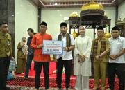 Wagub Vasko Ruseimy Salurkan Bantuan untuk Masjid dan Pelajar di Sungai Kambut