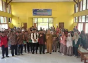 Peduli Lansia, Ketum LKAAM Sumbar Fauzi Bahar Salurkan Batik, Mukena dan Al-Quran ke Panti Sosial Sabai Nan Aluih Sicincin