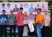 Wakil Wali Kota Elzadaswarman Serahkan Paket Sembako Program DWP Payakumbuh Berbagi dan Peduli