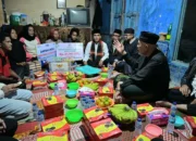 Sahur di Rumah Wirdawati, Gubernur Mahyeldi Serahkan Bantuan Bedah Rumah Dalam Safari Ramadan di Padang Panjang