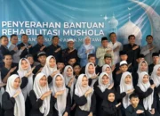 Imelda Sari Serahkan Bantuan Rp200 Juta untuk Rehabilitasi Mushola Panti Asuhan Anak Mentawai di Padang