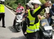 Tim Pengurai Ditlantas Polda Sumbar Tertibkan Kendaraan yang Lawan Arus di Jalur Padang–Bukittinggi