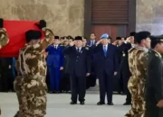 Prabowo Beri Penghormatan Terakhir kepada Tiga Prajurit TNI yang Gugur di Lebanon