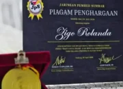 Zigo Rolanda Terima Medal Of Honor “Bakti Untuk Negeri” dari JPS, Tegaskan Komitmen untuk Masyarakat Sumbar