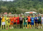 Dukung Kemajuan Olahraga, Wakapolres Pessel Serahkan Bola Kaki untuk Painan Fc
