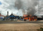 Siang Bolong, Sijago Merah Lahap Bangunan Ruko dan Warung di Pasar Silaut