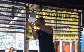 Ketua RT 02 RW 08 Parak Laweh Turun Langsung Ganti Lampu Fasilitas Umum