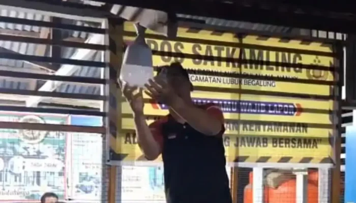 Ketua RT 02 RW 08 Parak Laweh Turun Langsung Ganti Lampu Fasilitas Umum