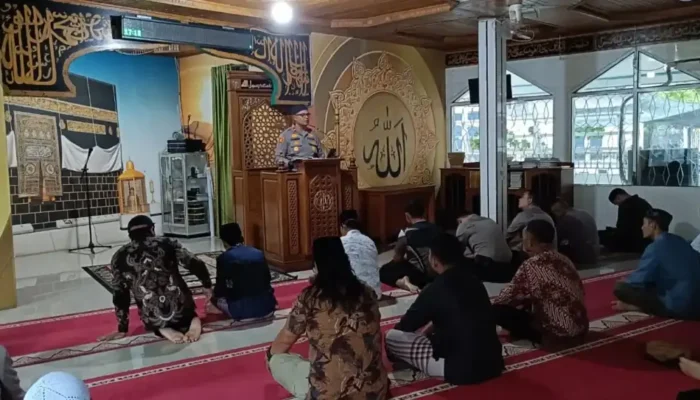 Wakapolres Pessel Jadi Khatib Jumat di Mesjid Nurul Hidayah Polres, Ajak Amar Makruf