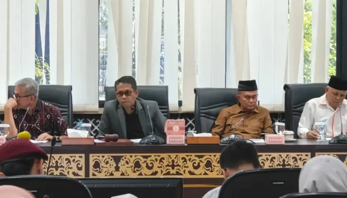 Wakil Ketua DPRD Sumbar Evi Yandri Rajo Budiman Gelar RDP dengan KSPSI dan Aliansi Cipayung Padang