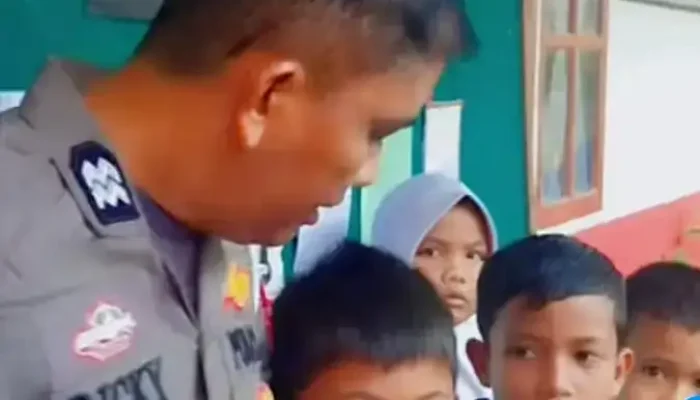 Polisi Sahabat Anak, Satlantas Polres Pessel Laksanakan “Police Goes to School”