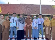 Rektor ITP Prof Mediawati Inspektur Upacara di SMAN 2 Padang