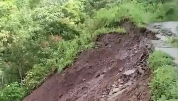 Akibat Curah Hujan Cukup Tinggi, Jalan Terban di Kampuang Ngalau Gadang