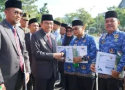 Pemko Padang Serahkan 13 Sertifikat Stratifikasi Standar Usaha Kesehatan Sekolah/Madrasah