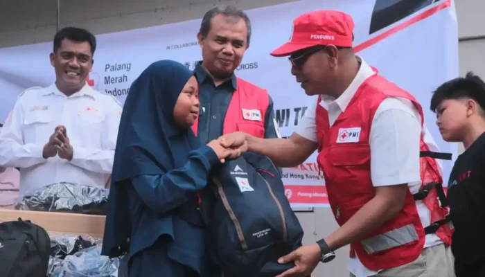 PMI Sumbar Salurkan 1.500 Paket School Kit untuk Anak-anak Terdampak Bencana di Agam, Pesisir Selatan dan Tanah Datar