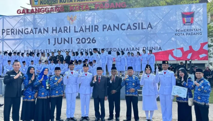 Empat Siswa MAN 2 Padang Jadi Pengibar Bendera di Hari Lahir Pancasila Kota Padang