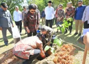 Mahyeldi dan Kakak Kandung Presiden Prabowo Tanam Pohon Bersama di Kampus Unand Limau Manis