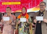 Delegasi dan Ketua IMLF-4 Tandatangani Sampul Peringatan IMLF-4 100 Tahun Jam Gadang