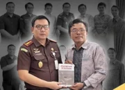 Datangi Kejari, Ketua KPU Pessel Serahkan Buku Pemilihan Serentak Karya KPU