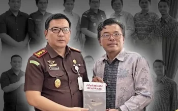 Datangi Kejari, Ketua KPU Pessel Serahkan Buku Pemilihan Serentak Karya KPU
