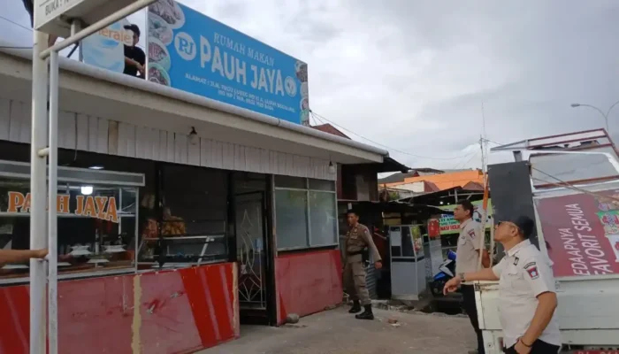 Bapenda Kota Padang Bongkar Reklame yang Tidak Memiliki Izin dan Telah Habis Izin Masa Tayang