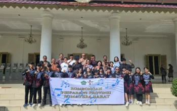 Sekdaprov Arry Yuswandi Lepas Keberangkatan Kontingen Sumbar Menuju Pesparawi Nasional XIV di Papua