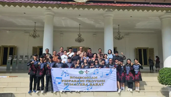 Sekdaprov Arry Yuswandi Lepas Keberangkatan Kontingen Sumbar Menuju Pesparawi Nasional XIV di Papua