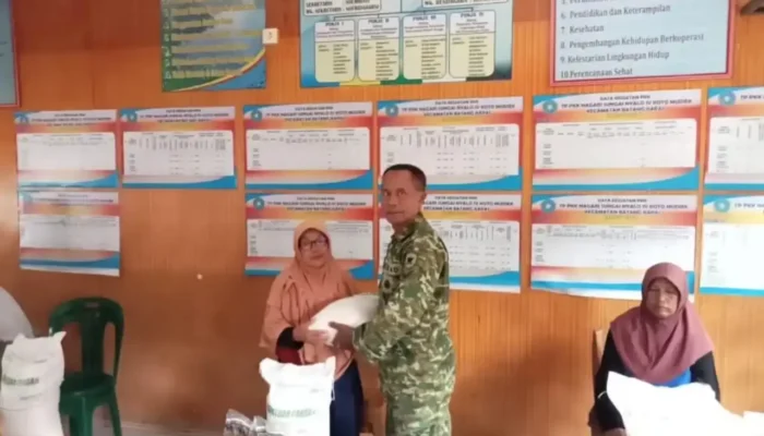 Agar Tepat Sasaran Bantuan Kemensos, Babinsa Turun Lakukan Pendampingan di Batang Kapas