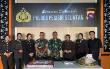 Bukti Kekompakan dan Solidaritas, Dandim 0311/Pessel Serahkan Kue Tart ke Kapolres Pessel