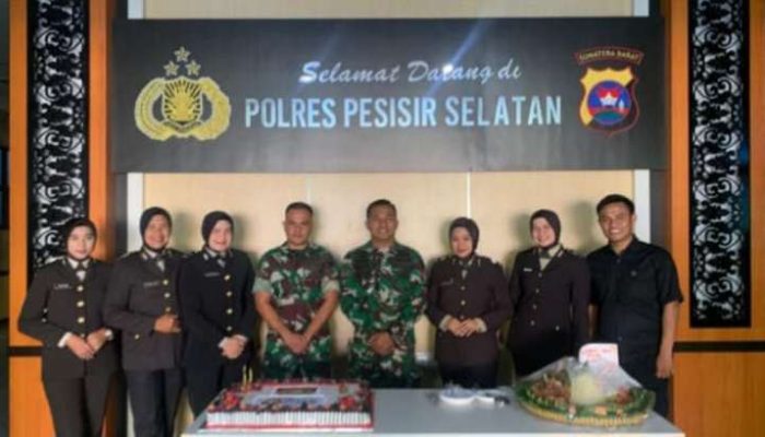 Bukti Kekompakan dan Solidaritas, Dandim 0311/Pessel Serahkan Kue Tart ke Kapolres Pessel
