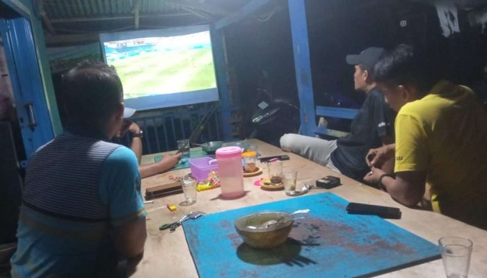 Teh Telur, Menjadi Teman Hangat Nobar di Kadai PB Sakato Rawang