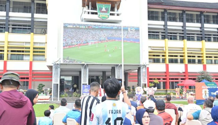 Ribuan Warga Padati Nobar Piala Dunia di Kantor Gubernur, Mahyeldi Pastikan Nobar Berlanjut Hingga Final