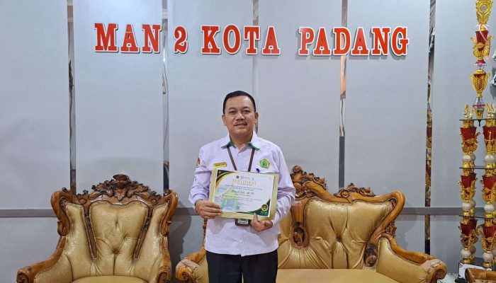 Ahmad Asdi Raih Penghargaan Kepala Madrasah Tercepat Selesaikan E-Kinerja