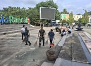 Bersama Masyarakat, Babinsa Koramil 03/IV Jurai Pimpin Gotong Royong di Taman Spora