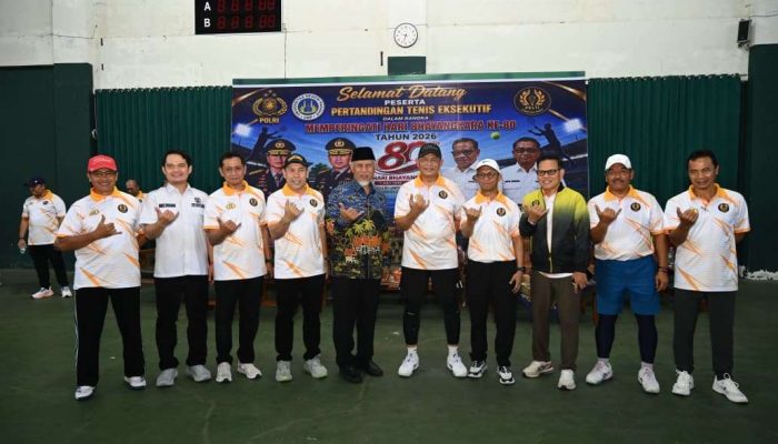 Semarak Bhayangkara ke-80, Kapolda Sumbar Irjen Djati Wiyoto Adu Smash di Laga Eksibisi Pembukaan Tenis Eksekutif
