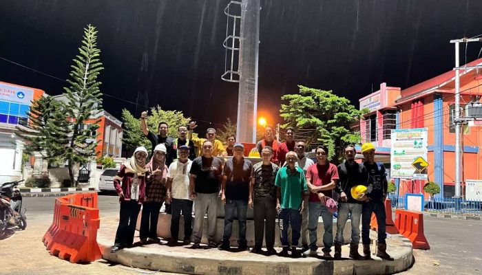 Percantik Kota Painan, Lampu Hight Mast Mulai Menyala di Bundaran Dinas Pendidikan