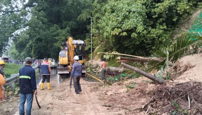 Dirlantas Polda Sumbar Kombes Pol Reza Chairul Akbar Sidiq: Jalur Lembah Anai Ditutup Sementara Akibat Longsor