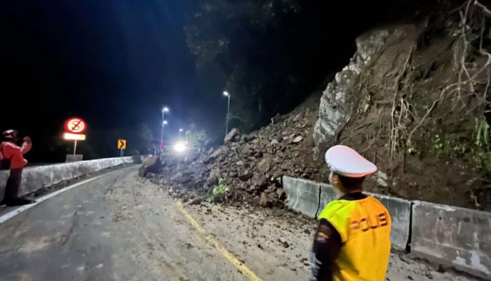 Lembah Anai Kembali Longsor, Akses Padang Bukittinggi Terputus