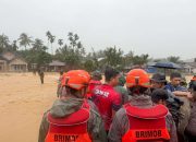 Respons Cepat Banjir Padang, Satbrimob Polda Sumbar Turunkan Lima Tim SAR ke Empat Lokasi