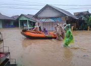 Polresta Padang Bersama Tim Gabungan Evakuasi Warga Saat Banjir Melanda Kota Padang
