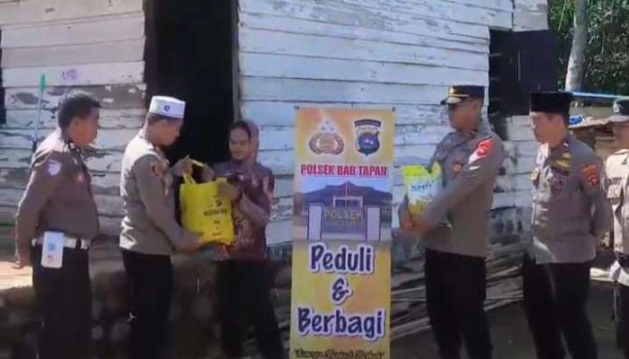 Dikumpulkan dari Sedekah Anggota, Kapolsek Tapan Salurkan Sembako pada Warga