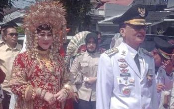 Gunakan Pakaian Adat Anak Daro, Lisda Hendrajoni Hadiri HUT RI Ke-81 di GOR H. Ilyas Yakub Rawang Painan
