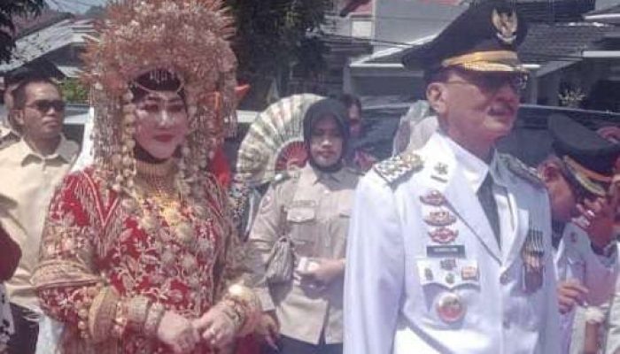 Gunakan Pakaian Adat Anak Daro, Lisda Hendrajoni Hadiri HUT RI Ke-81 di GOR H. Ilyas Yakub Rawang Painan