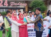 Wakil Ketua DPRD Padang Jupri Mak Dang Serahkan Bantuan Buku ke SMPN 24 Padang