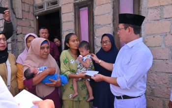 Pasca Wali Kebakaran di Kelurahan Padang Tiakar, Wako Zulmaeta Serahkan Bantuan